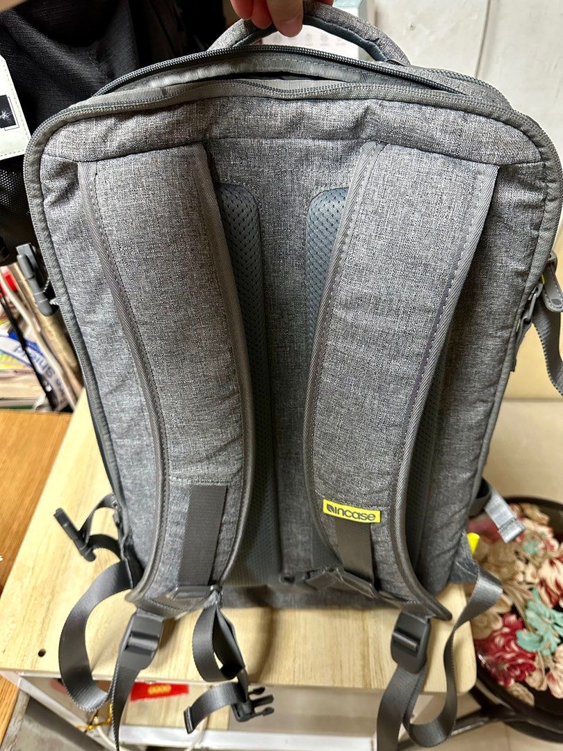 Incase EO Travel Backpack, 她的時尚, 包包與錢包, 背包在旋轉拍賣