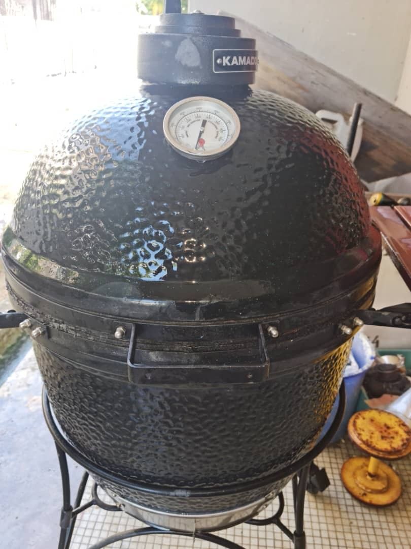 Kamado Joe Classic II 18 inch Charcoal Grill / Barbeque pit, TV