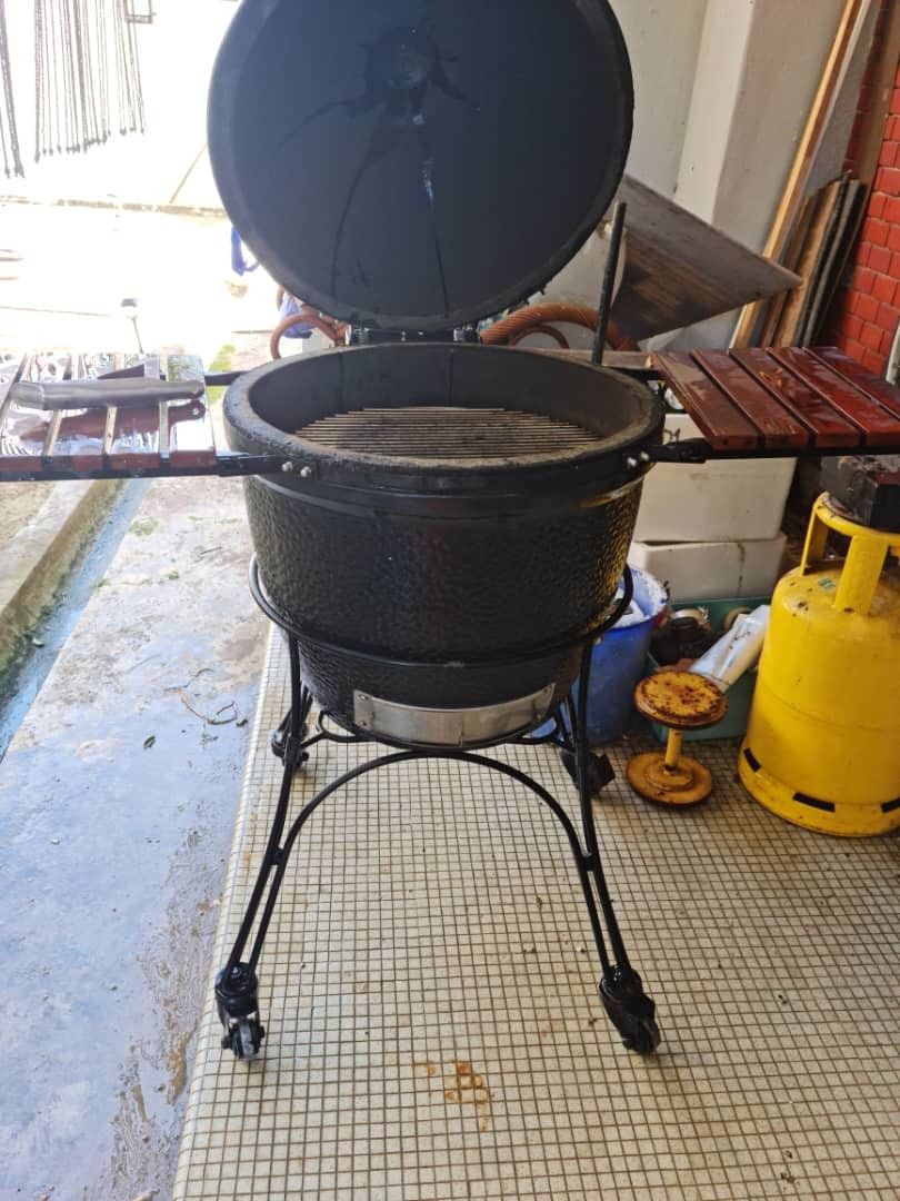 Kamado Joe Classic II 18 inch Charcoal Grill / Barbeque pit, TV