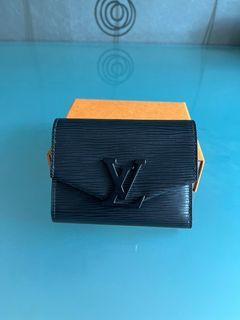 LV Slim Wallet , Women's Fashion, Bags & Wallets, Wallets & Card holders on  Carousell