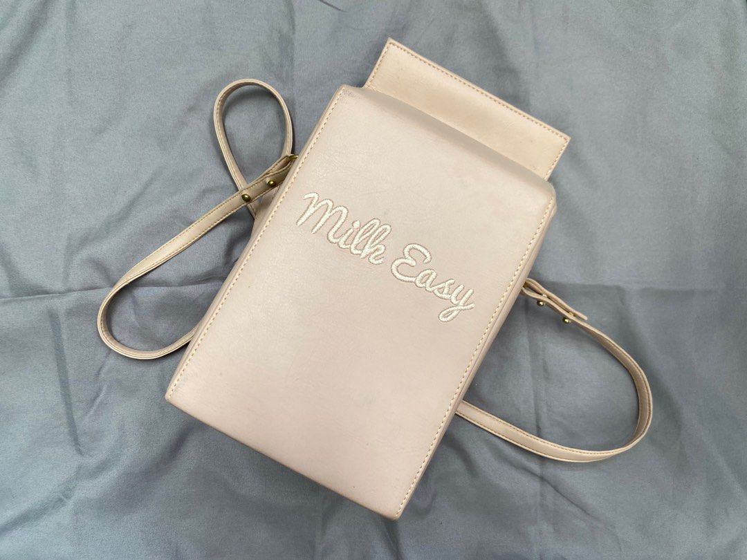 Milk Easy insulated bag (Category: Other Babies Going Out Needs) located in Santa Rosa. Submitted by travanj (Listing ID 1217474251, Image 1). Description: with flaw need to glue part on the side to fully close.