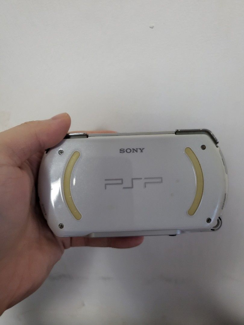 MOD PSP GO ( PEARL White) WITH PRE INSTALLED 16 PSP GAMES, Video Gaming