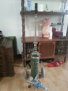 Oxygen tank with regulator and cart