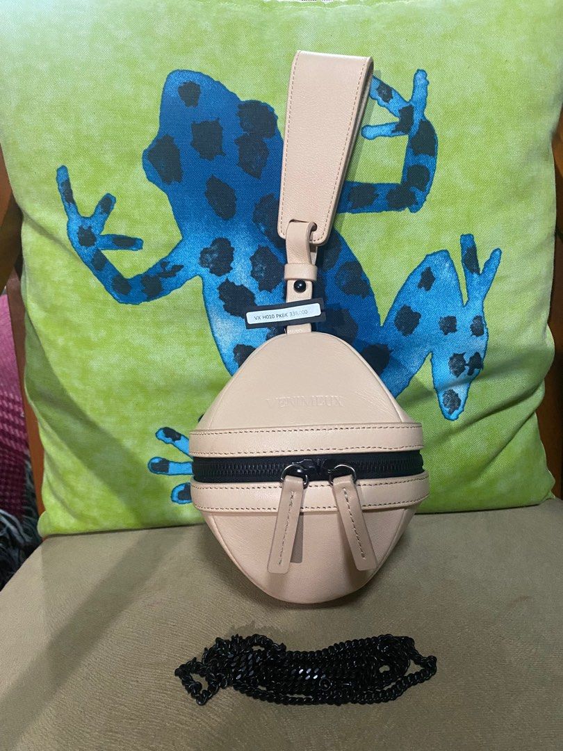 Small Geometric bag (Category: Purses & Pouches) located in Pasig City. Submitted by bauchell (Listing ID 1217518075, Image 1). Description: Brand new with tag Small bag- Venimeux Brand (genuine leather) Orig Price - 338.000 won or USD 338.