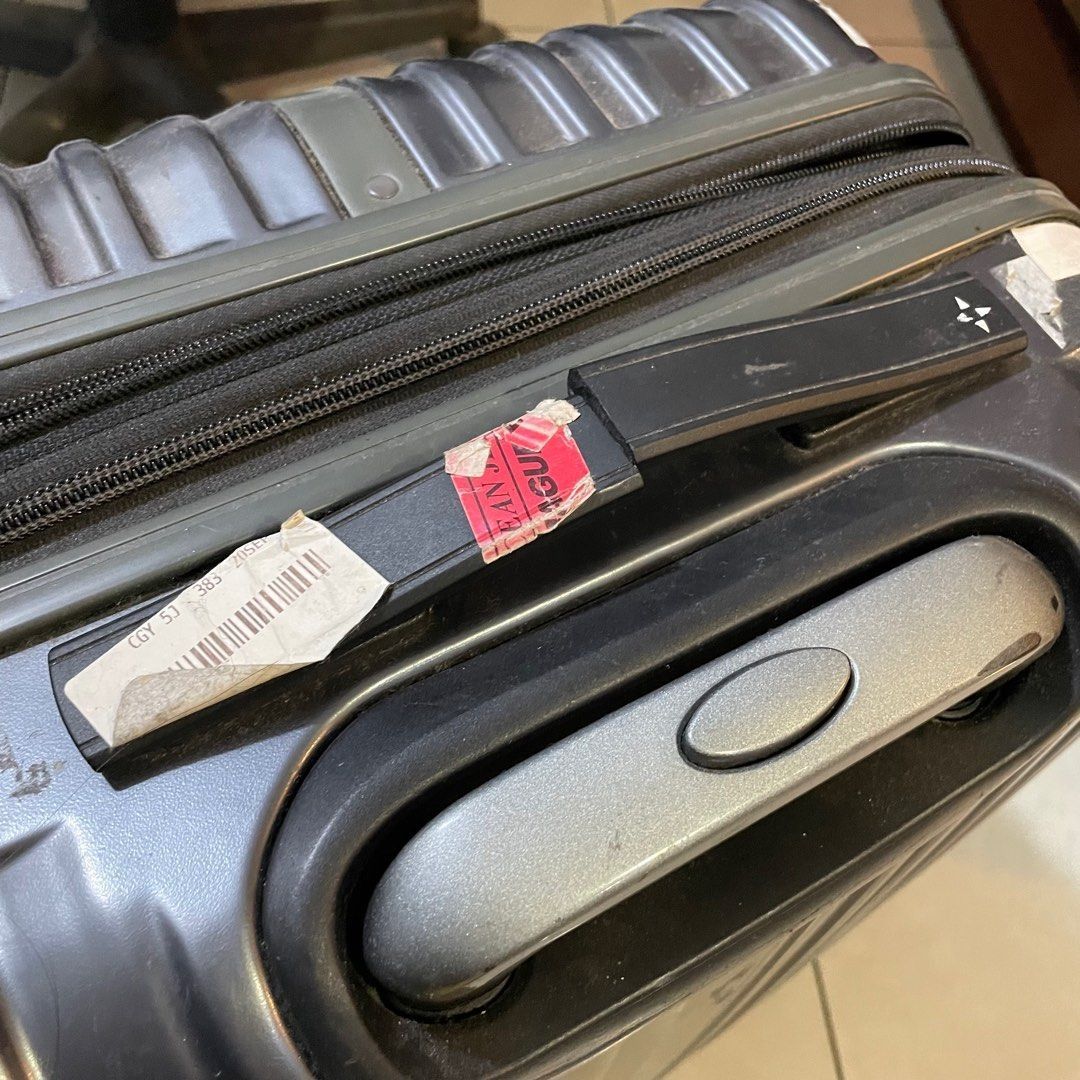 WORLD TRAVELLER LUGGAGE BAG BLACK (WITH ISSUE ON LAST PIC), Hobbies