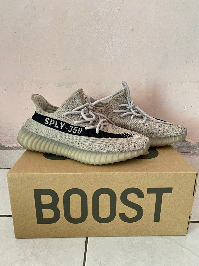 Yeezy boost 350 V2 size US 9, Fesyen Pria, Sepatu , Sneakers di Carousell