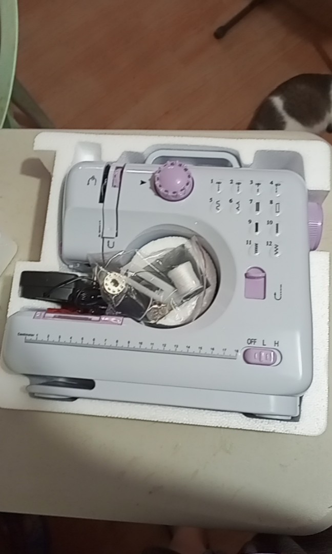 12 stitches sewing machine (can't catch bobbin) on Carousell
