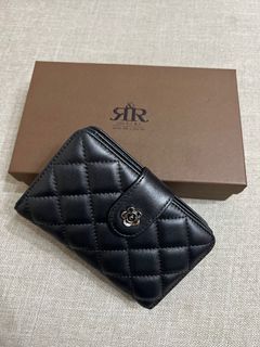 2R 綿霜羊皮 Kerry 菱格壓釦中夾 經典黑