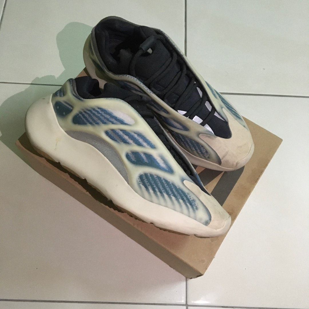 Yeezy 700 hotsell blackout