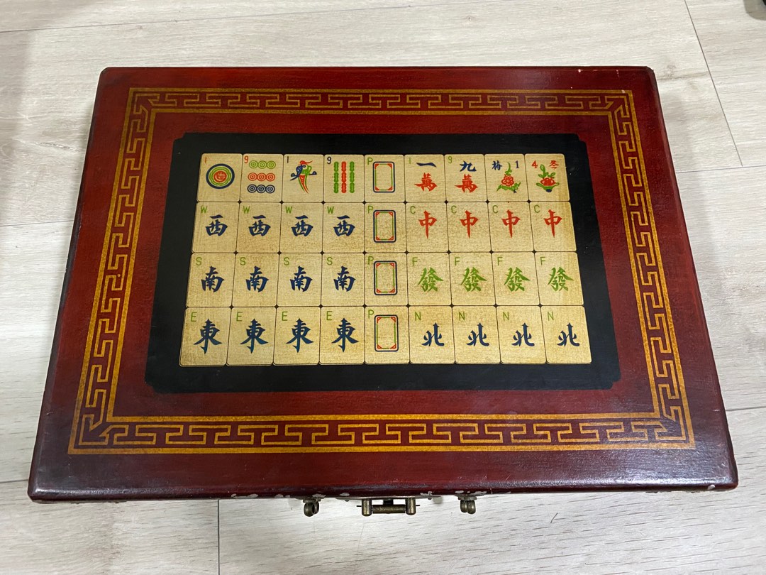 ANTIQUE MAHJONG SET IN CARVED WOODEN BETEL NUT BOX