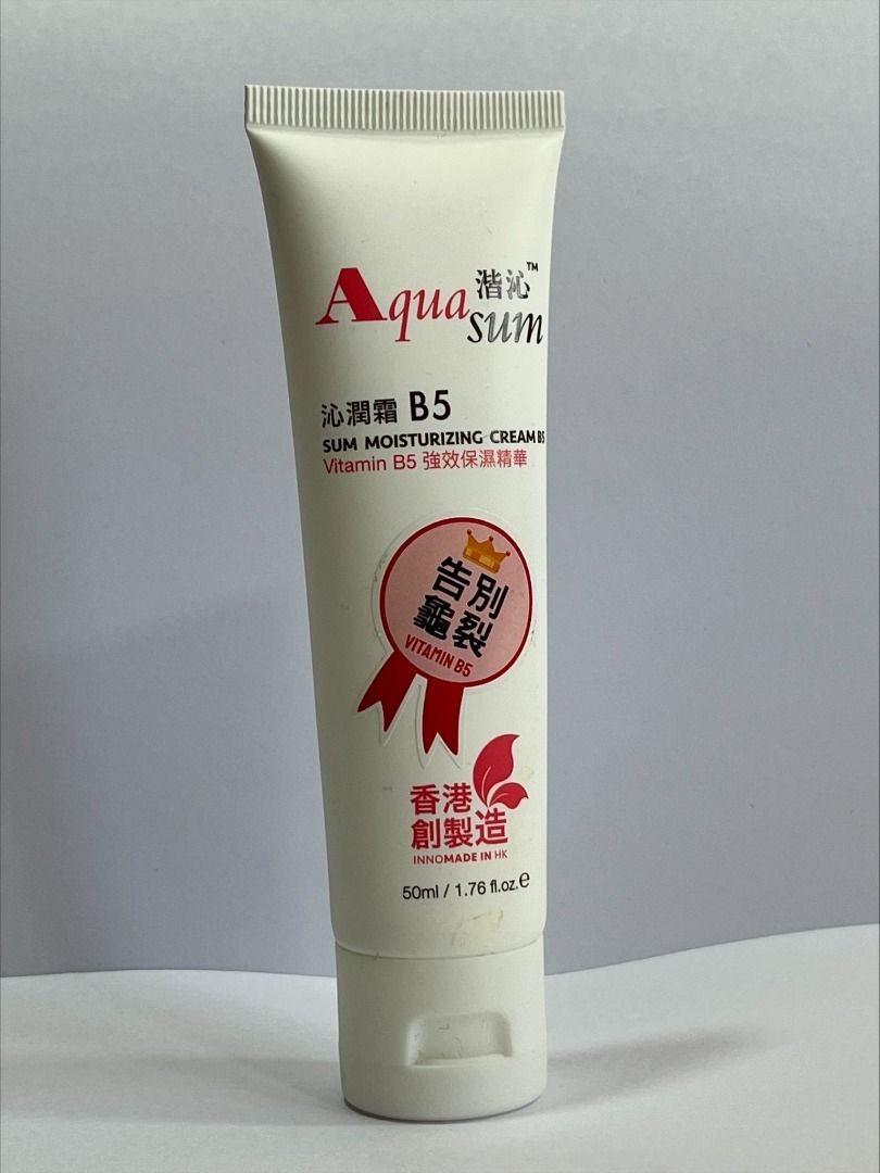維他命B5沁潤霜50毫升 B5 Moisturizing Cream 50ml （分類：沐浴及身體護理 - 身體護理）位於 Hong Kong。 由 enochope_co_ltd 提交（商品編號 1138219443，圖片 2）。簡介： $50/1支 (原價) $50/2支 (特價) #維他命B5沁潤霜 B5 Moisturizing Cream 50ml . 這支 #維他命B5沁潤霜 (B5 Moisturizing Cream) 蘊含英國高純維他命B5，以及使用植物性保濕劑，滋潤肌膚告別龜裂，促進細胞再生，修復肌膚組織，使肌膚保持光澤；能幫助肌膚抵抗傳染病，撫緩和多種抗生素副作用，有效改善皮膚質素；適合雙手和身體使用，肌膚告別龜裂。 . 功效作用: 滋潤肌膚 促進細胞再生 修復肌膚組織 使肌膚保持光澤 幫助肌膚抵抗傳染病 緩和多種抗生素副作用 . 主要成分: 蘊含英國高純維他命B5 使用植物性保濕劑 不含致敏原香精 不含致敏性防腐劑 . 維他命B5 是乾性皮膚的補濕秘碼！由於佢係水