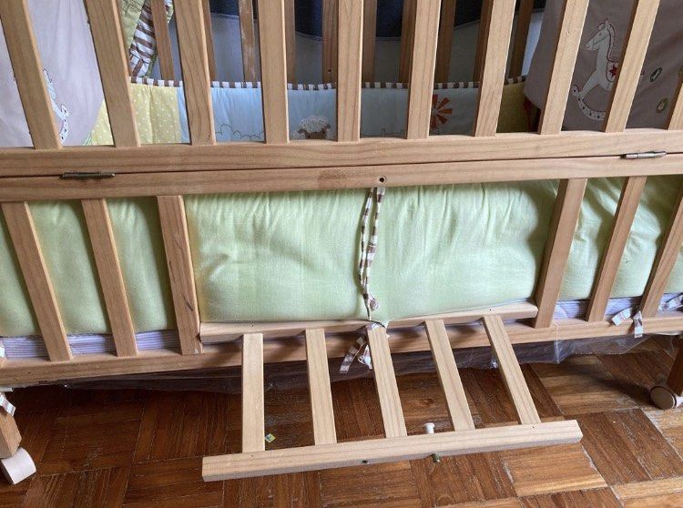 Baby crib with wheels, adjustable height and coconut husk mattress