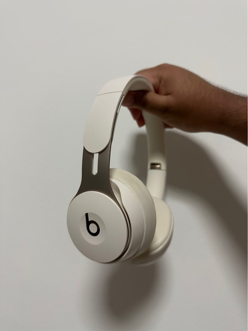 Beats solo pro white and gold 2025