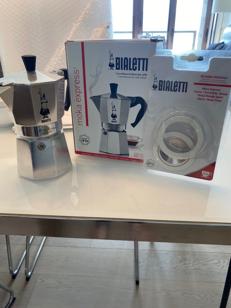 Bialetti moka pot 4 cups size, 傢俬＆家居, 廚具和餐具, 其他廚具和餐具 Carousell