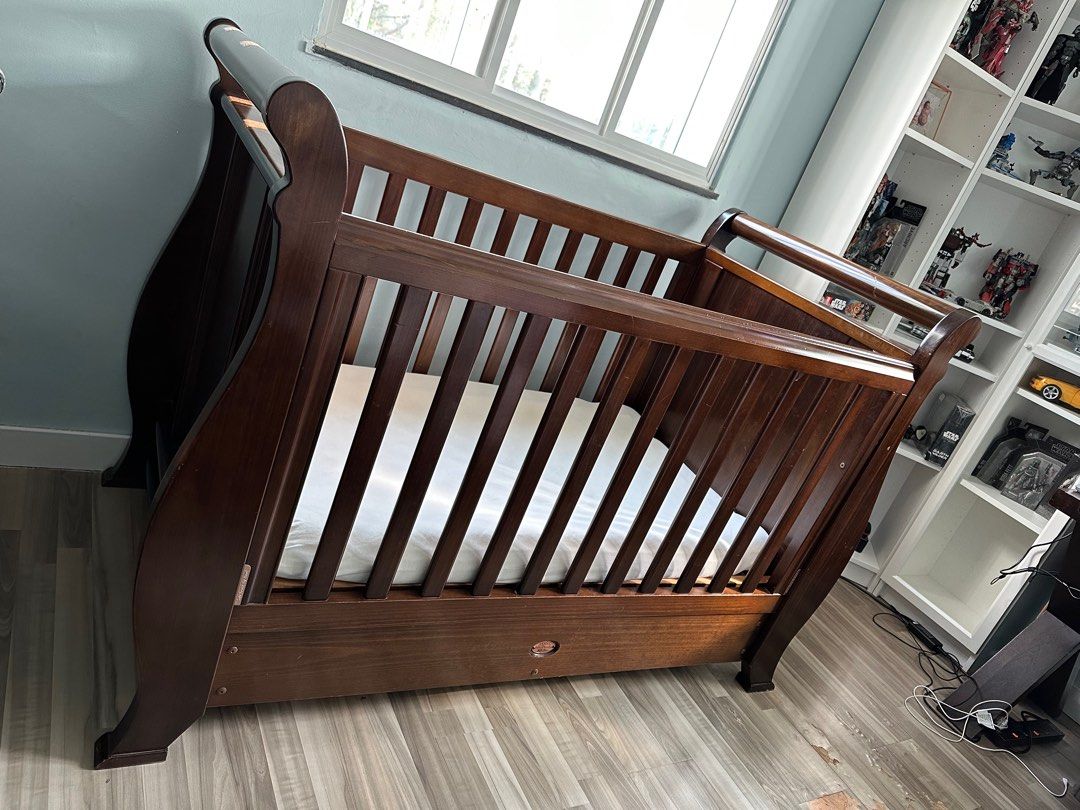Boori Cot and changing table, 兒童＆孕婦用品, 兒童傢具, 兒童傢具 嬰兒床 Carousell
