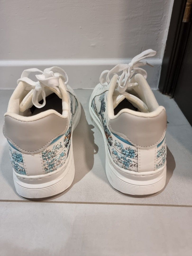 Brand new white shoes w pattern