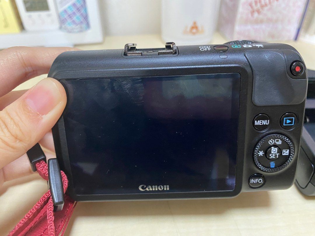 Canon EOS M DS126391 (付属品は最初の写真にあるもの全て)-