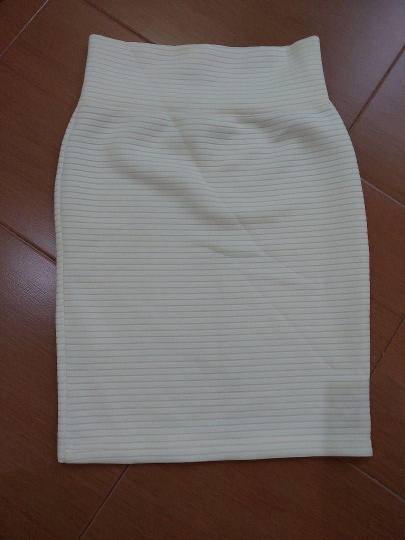 Carla skirt, Fesyen Wanita, Pakaian Wanita, Gaun & Rok di Carousell
