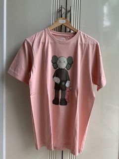 Kaos Uniqlo x KAWS size Large
