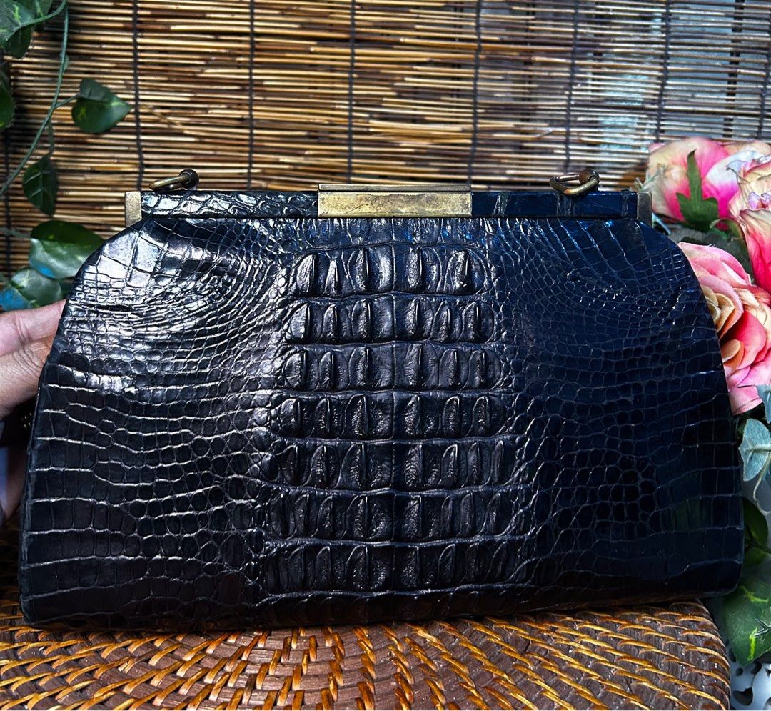LEE YU HING Black Crocodile Leather (Category: Luxury Bags & Wallets) located in Quezon City. Submitted by whatsinmyclosett (Listing ID 1217729895, Image 3). Description: LEE YU HING Black Crocodile Leather ☑️item in Japan ☑️💯 ORIGINAL ☑️Branded ☑️30 X 20 CM ☑️GOOD condition ☑️ GENUINE LEATHER! Crocodile ☑️Vintage ☑️managE your expectation this is second hand / Vintage Item Hindi Brand New Binibili mo! 🔴Gandan nito, Pls check the photos of sign