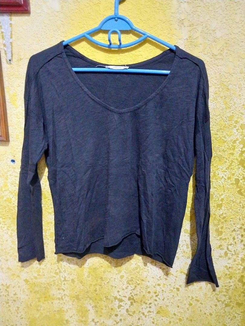 Mango pullover (Category: Longsleeves) located in Manila. Submitted by PrinceDani.Clothing (Listing ID 1217744057, Image 1). Description: mango pullover med to large 23inx21in.
