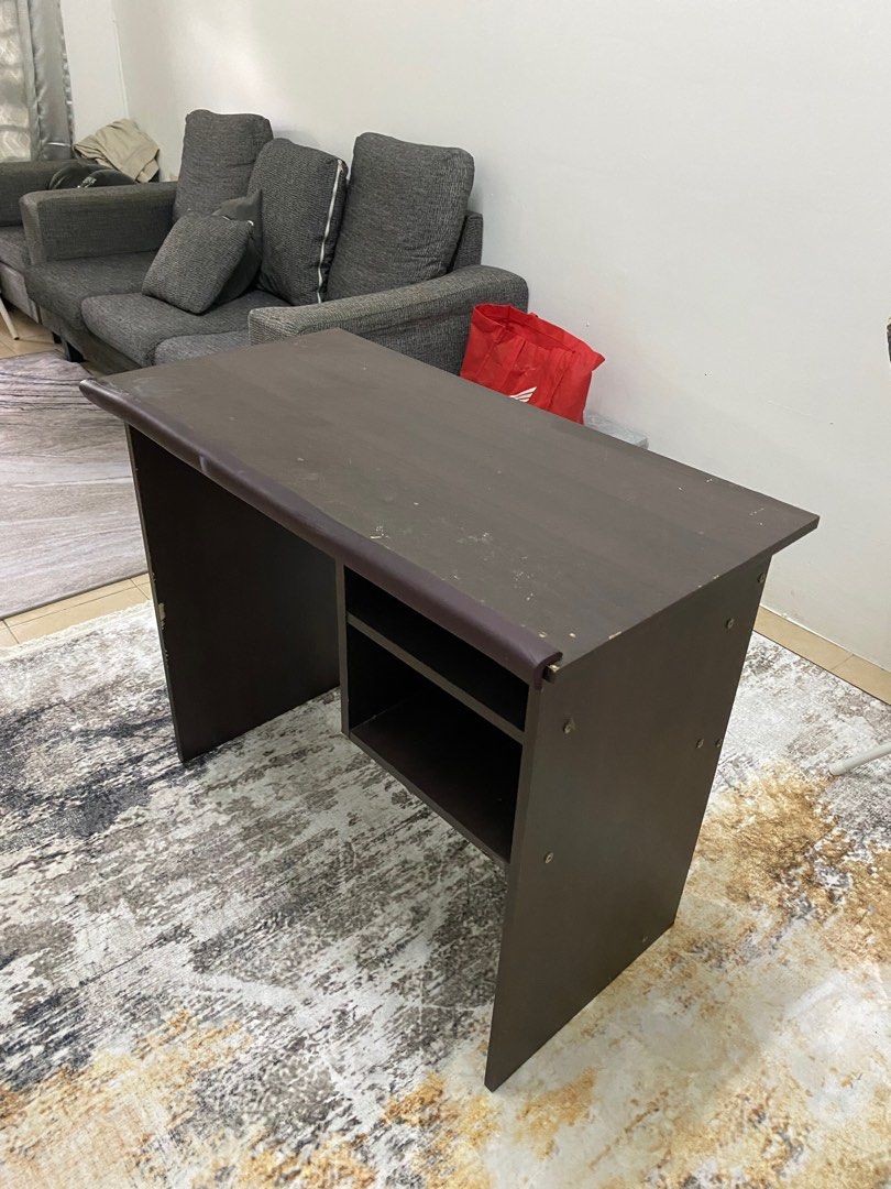 Meja study solid (Category: Tables & Sets) located in Kuala Lumpur. Submitted by seliparxjepun (Listing ID 1217647866, Image 2). Description: Meja untuk dijual 1x Meja masih kukuh Appearance still okay Size HxWxD 73x90x45 Reason sell, beli meja baru.