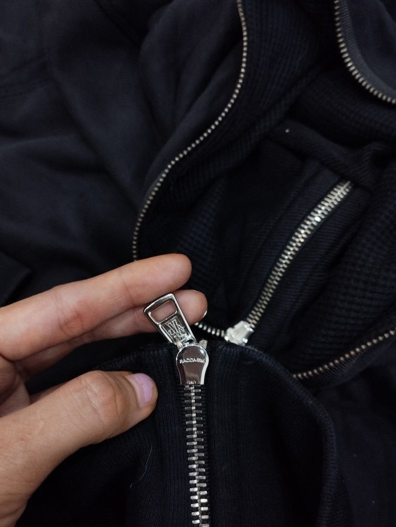 Moncler zipper pull deals