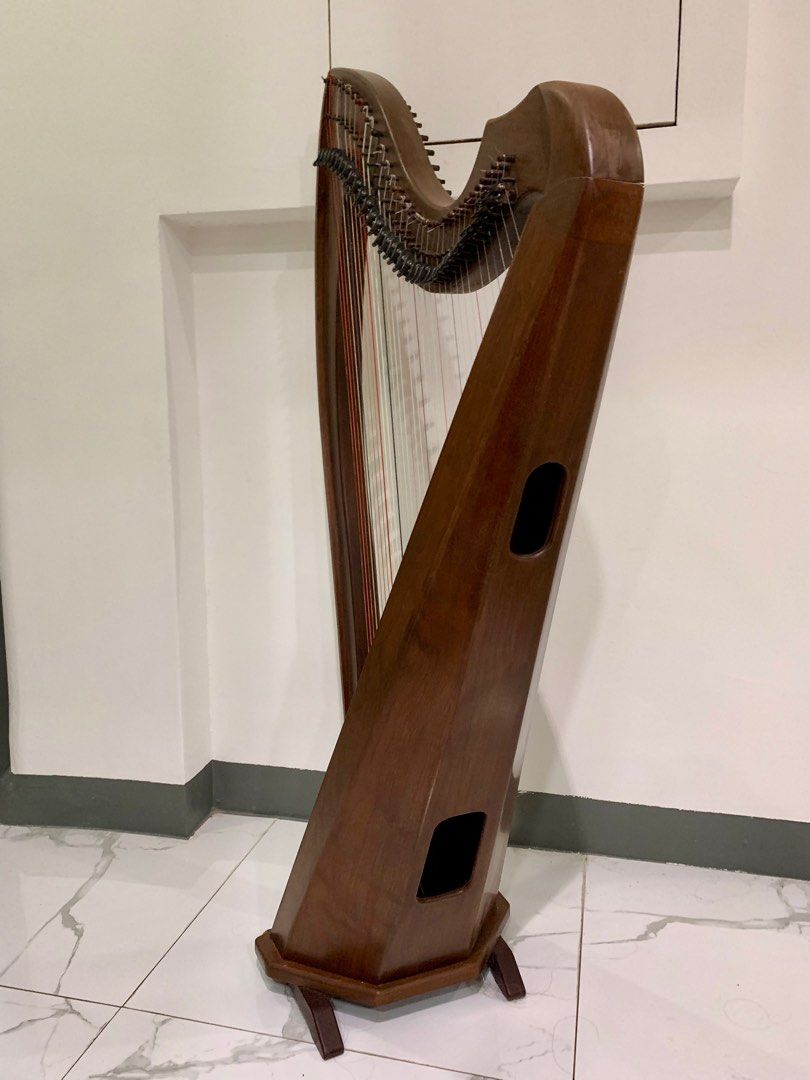 Sandpiper Instruments 36 strings Lever Harp