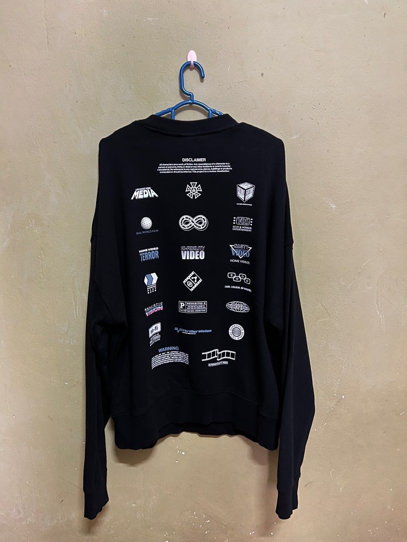 Sweashirt (Category: Shirts) located in Kuala Lumpur. Submitted by zaid0102 (Listing ID 1217618455, Image 3). Description: 👕H&M Black Sweatshirt 👕Size L (Oversize) 👕Condition 9.5/10 (Just worn once) ✅RM 10 🚗 cod kajang.