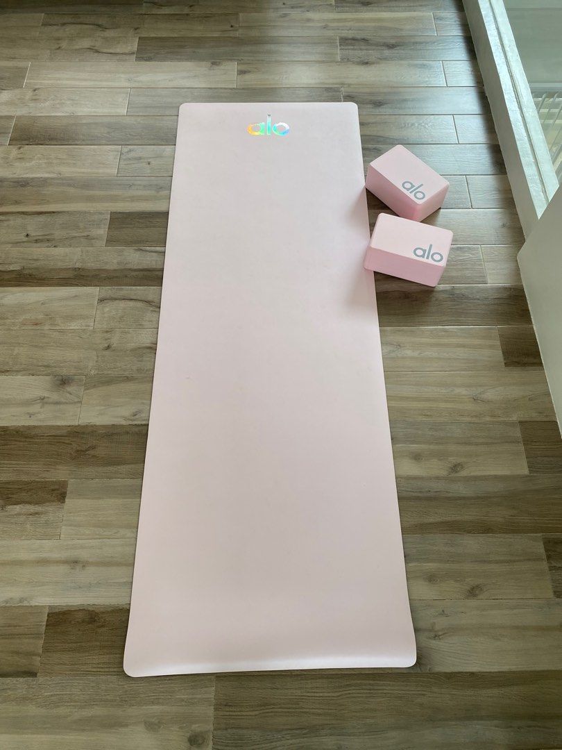 Alo Yoga Warrior Mat and Blocks in Powder Pink, Sports Equipment, Exercise  & Fitness, Exercise Mats on Carousell