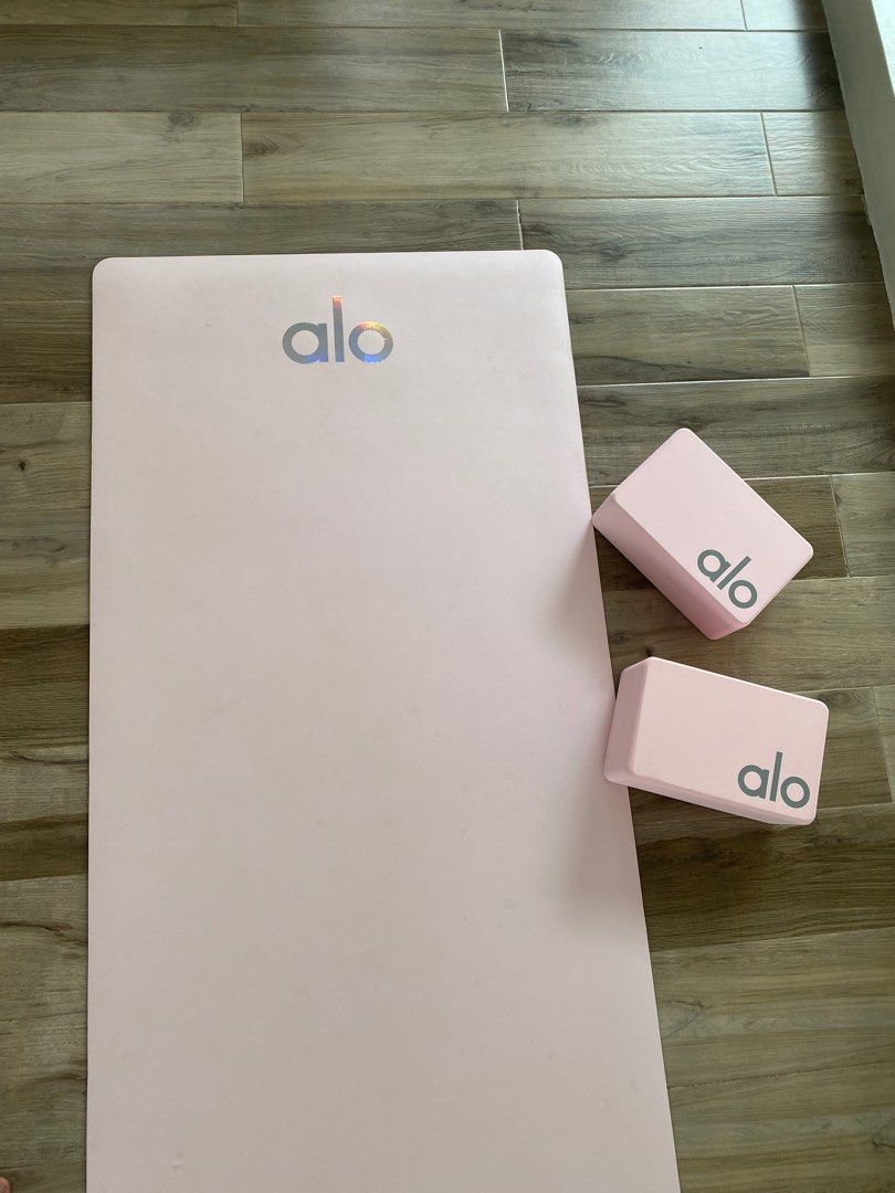 Alo Yoga Warrior Mat and Blocks in Powder Pink, Sports Equipment, Exercise  & Fitness, Exercise Mats on Carousell