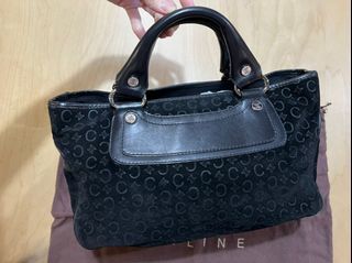 AUTHENTIC Celine Boogie Monogram Suede Leather Bag Black
Comes with dustbag.
Size: 31 x 20 x 13 cm