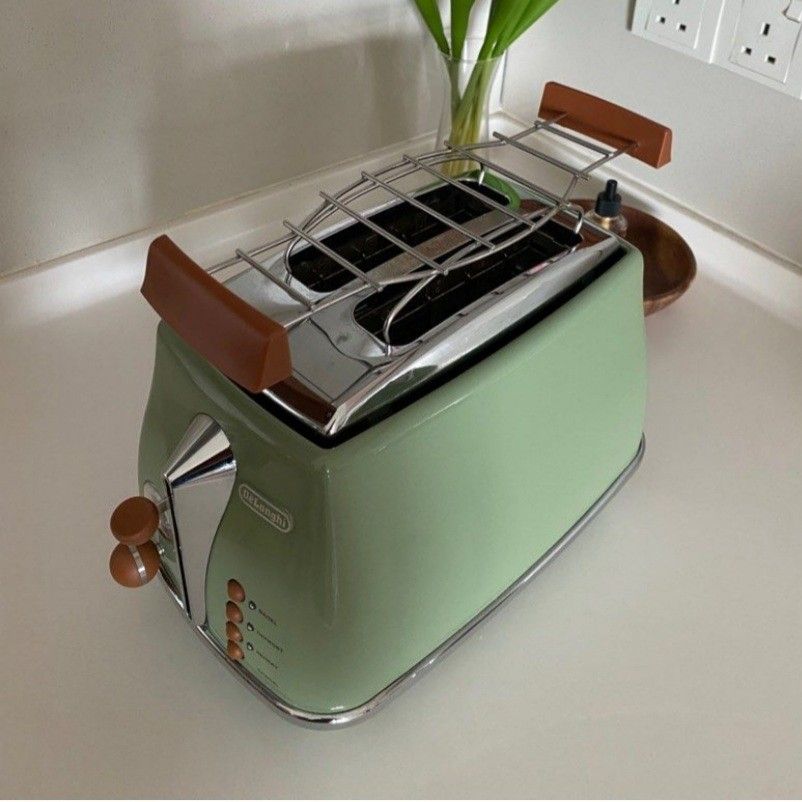 Delonghi Icona Kettle and Toaster (pastel green), TV & Home Appliances