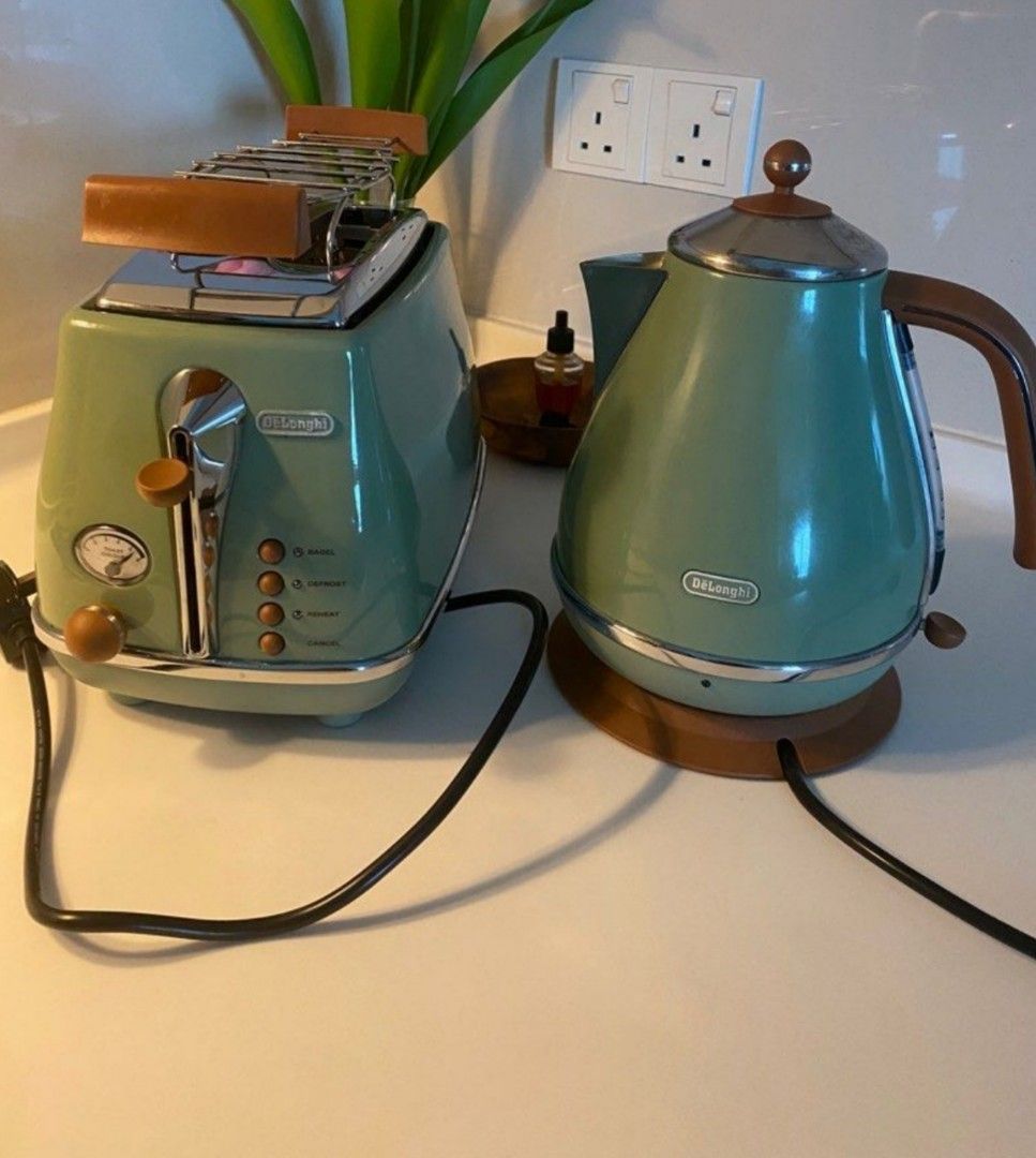 Delonghi Icona Kettle and Toaster (pastel green), TV & Home Appliances
