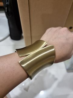 Fashion accessory gold cuff/bangle