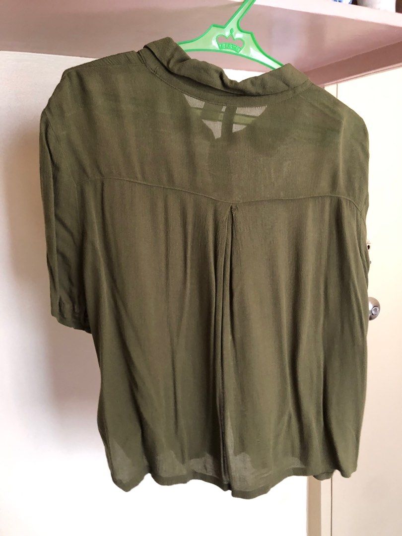 H&M Olive Green Short Sleeves Top (Category: Blouses) located in Makati City. Submitted by histripes (Listing ID 1217846455, Image 2). Description: Used to be my favorite!!! Outgrew it lang 🥲 Fabric is super lightweight and breathable! A little cropped. EUR 34 on tag. 📱[MOP] Gcash, BPI, BDO, Metrobank! 📦 [MOD] SF shouldered by buyer, can ship anywhere! Msg me for any questions! Can provide actual dimensions and more photos upon request. .