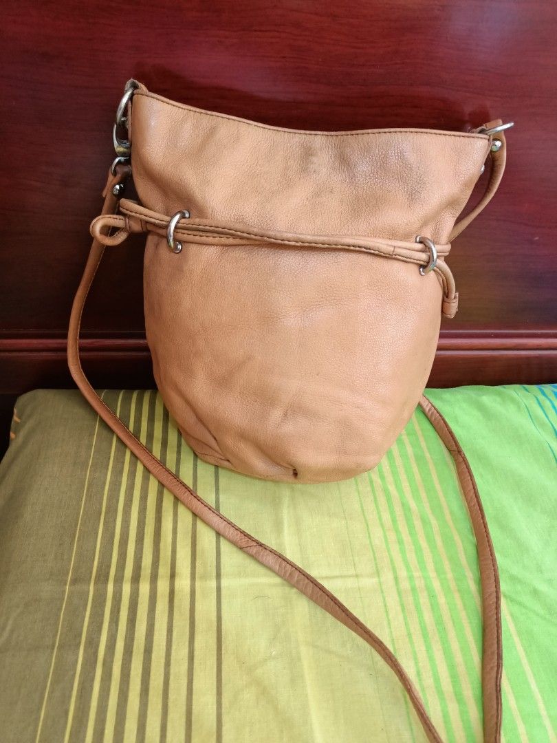Hobo International Bucket bag (Category: Cross-body Bags) located in Quezon City. Submitted by krt0912 (Listing ID 1217890336, Image 2). Description: Preloved Hobo International Genuine Leather Bucket bag Size: 10" x 9".