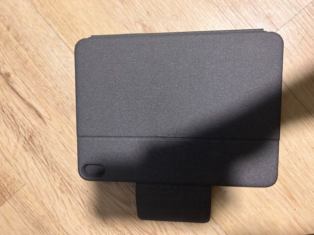 Logitech keyboard for iPad Air 5 2022, Mobile Phones & Gadgets, Tablets