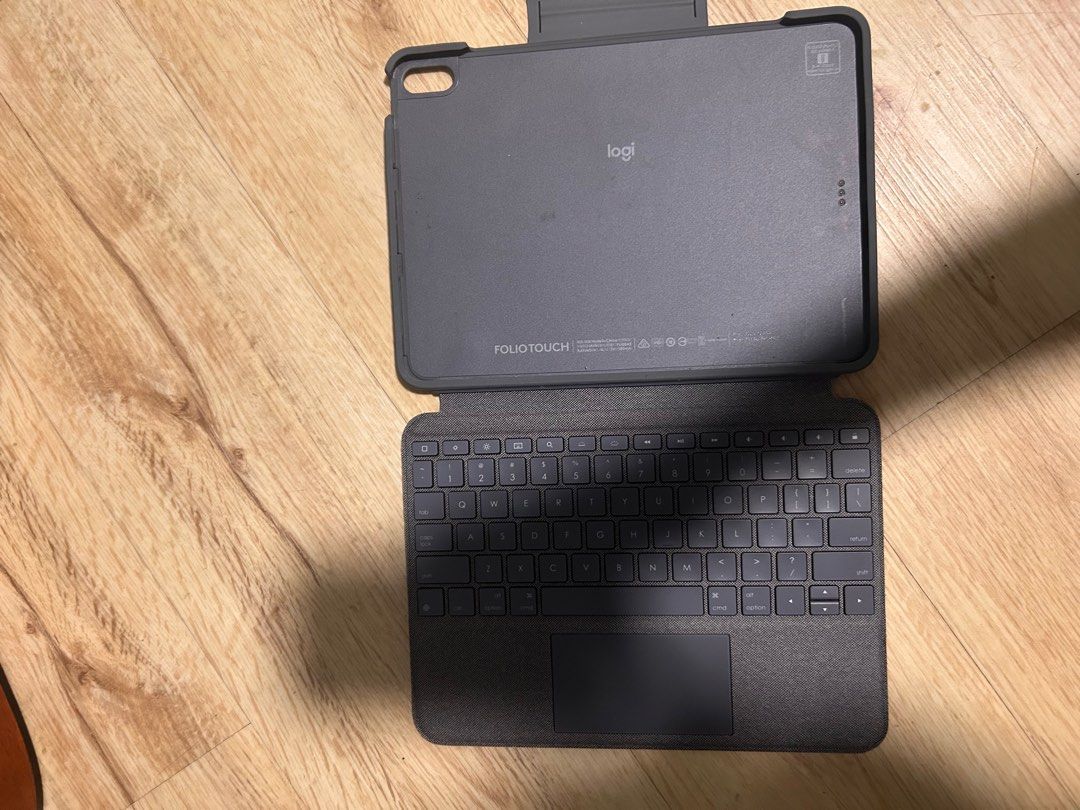 Logitech keyboard for iPad Air 5 2022, Mobile Phones & Gadgets, Tablets
