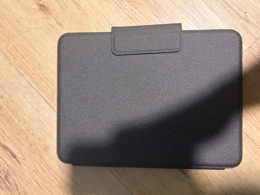 Logitech keyboard for iPad Air 5 2022, Mobile Phones & Gadgets, Tablets