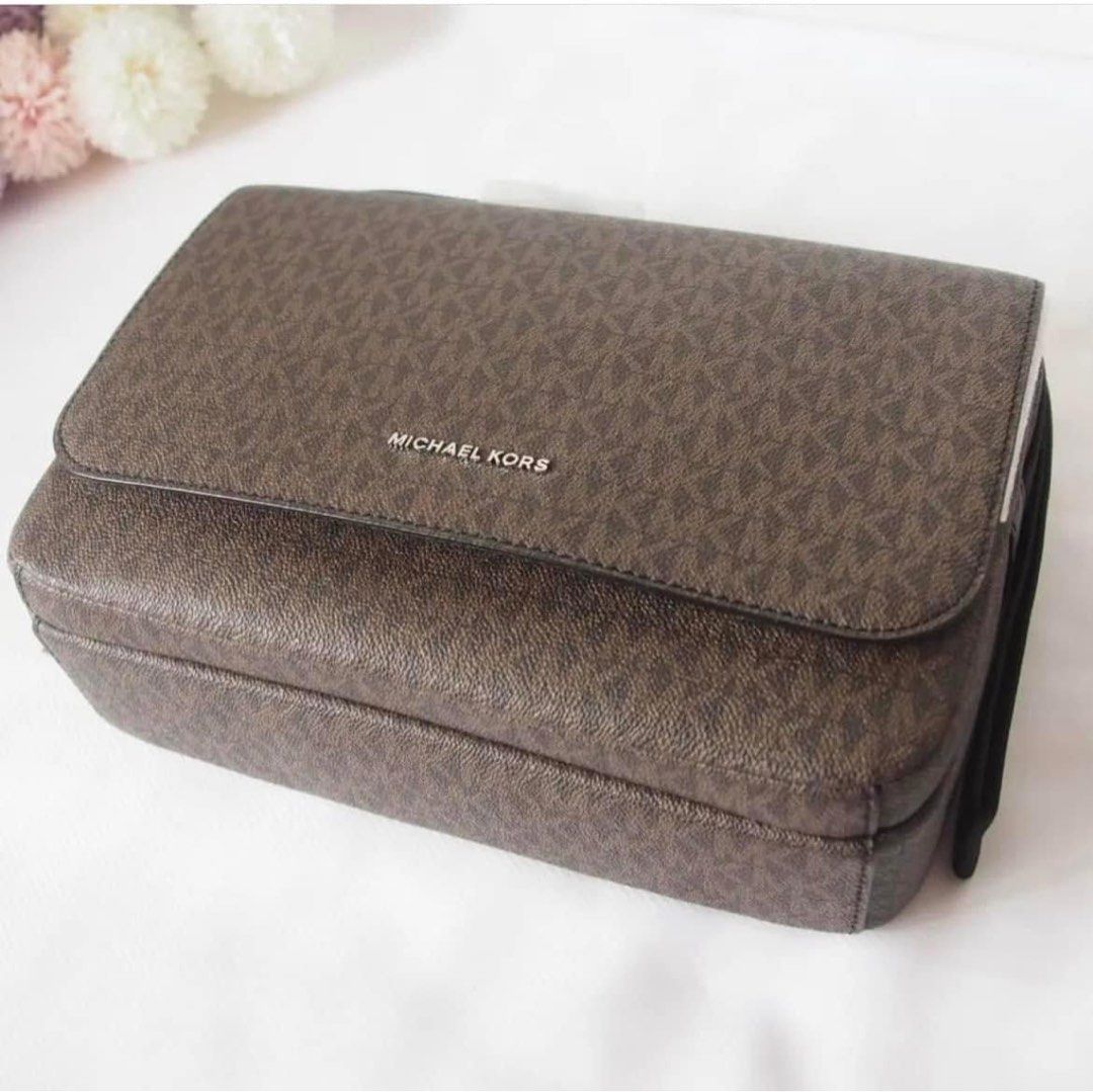 MK mens crossbody bag (Category: Luxury Bags & Wallets) located in Las Pinas. Submitted by yhn_boutique (Listing ID 1217929852, Image 2). Description: Actual pic posted 📍cod lalamove 📍sameday delivery 📍J&T pay today ship today 📍complete inclusions .