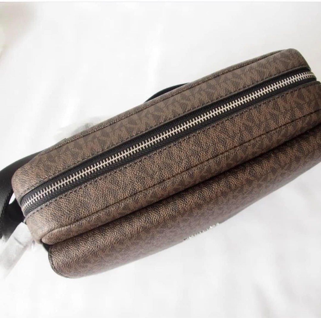 MK mens crossbody bag (Category: Luxury Bags & Wallets) located in Las Pinas. Submitted by yhn_boutique (Listing ID 1217929852, Image 3). Description: Actual pic posted 📍cod lalamove 📍sameday delivery 📍J&T pay today ship today 📍complete inclusions .