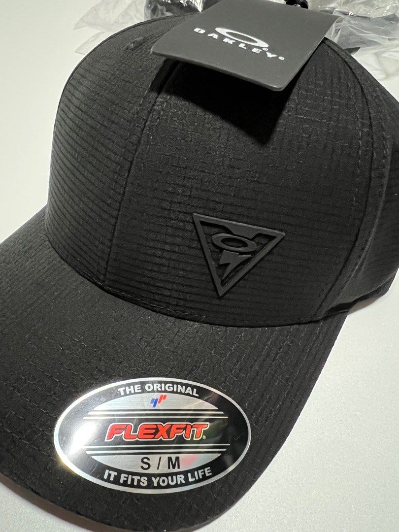 OAKLEY SI Tech Cap size S M Men s Fashion Watches Accessories