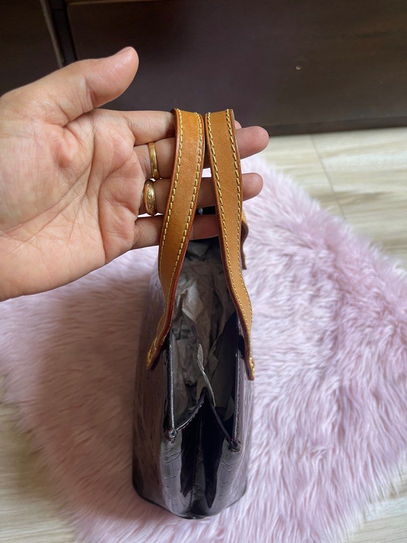 Preloved L'v Vernis Handbag (Category: Luxury Bags & Wallets) located in Mandaluyong City. Submitted by Bhinda_Bagelyas_2 (Listing ID 1217825335, Image 2). Description: Preloved from Korea No Flaws Very Good Condition Coded Gold Hardwares Sign of usage sa Body No Transfer Color Please Check Photos.