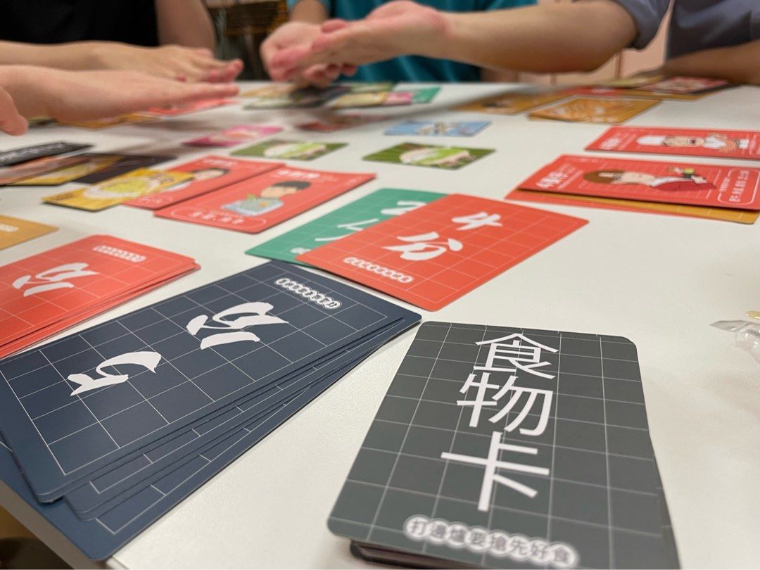 打邊爐要搶先好食_桌遊 （分類：桌遊及拼圖）位於 Hong Kong。 由 boardgamelogos 提交（商品編號 1213094593，圖片 3）。簡介： 香港本土原創桌遊：「打邊爐要搶先好食」好玩、親子、破冰一流丫😝 介紹及教學片：https://youtube.com/playlist?list=PL4D0i88ydiR2Xzu0ryngEIz0bbQZA9Ew8 折扣優惠： 門市自取，全單95折。 購滿$1000及門市自取，全單9折。。
