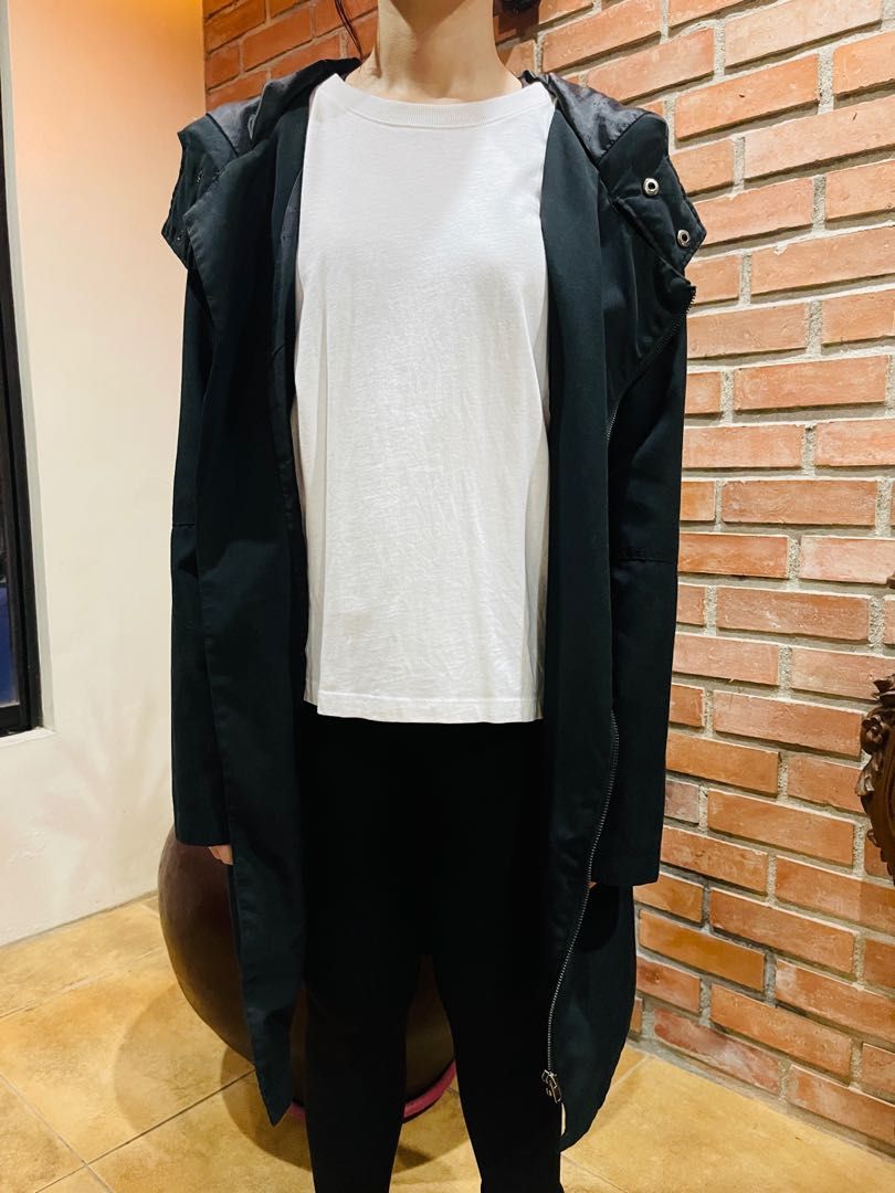 Black parka jacket (Category: Coats, Jackets and Outerwear) located in Quezon City. Submitted by lineuph (Listing ID 1213130043, Image 2). Description: Can be worn in the metro or even to cold places. Selling because I have similar jacket in diff color Pure black Fits small to med.