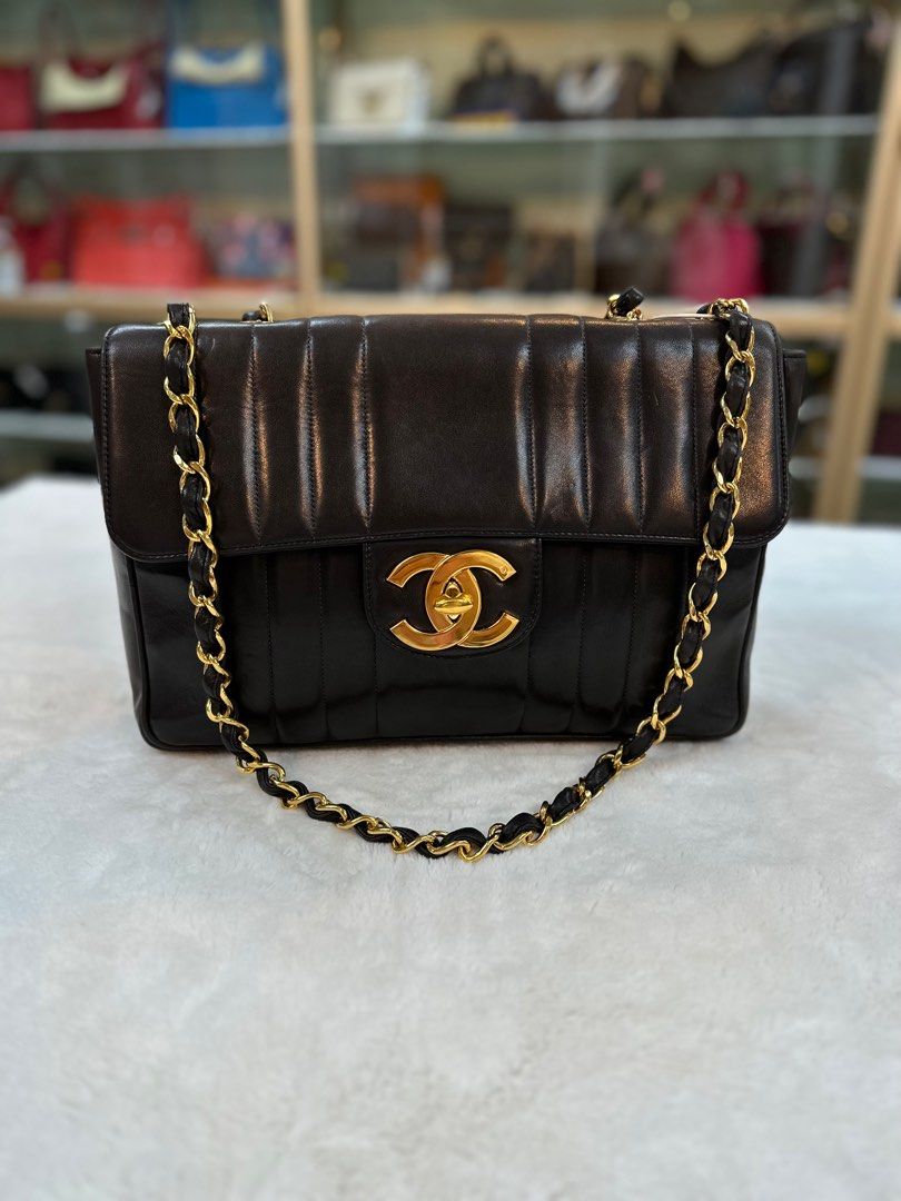 Timeless Majestic Chanel Classique Maxi Jumbo Chain Around handbag