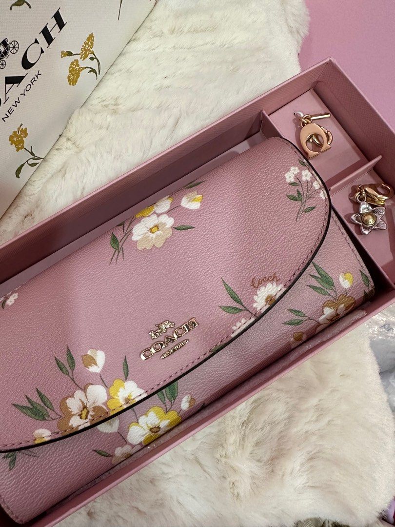 Coach wristlet gift 2025 box