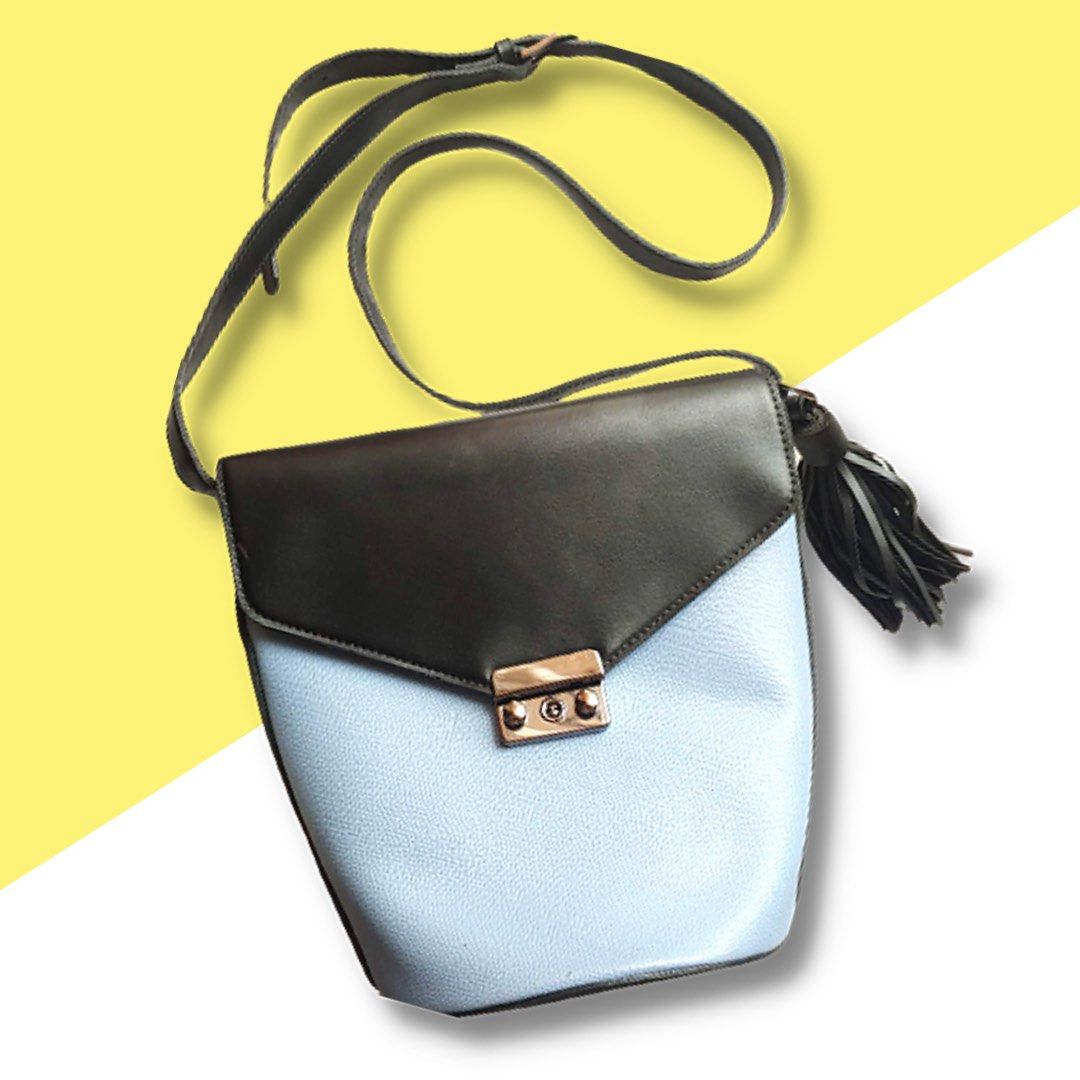 d.fly Korea Bucket sling Bag (Category: Cross-body Bags) located in Cagayan de Oro. Submitted by borse_de_amore (Listing ID 1213003316, Image 1). Description: D.Fly Korea Bucket sling Bag Rank 9/10 fresh pa No major issues. Malinis interior. Adjustable strap intact tassel Charm. No rubs on Bottom part. Medium size 🏷680 only MOP: 🚫No Shopee Checkout 🚫 Gcash BDO Shipping: 🚫No COD/COP🚫 Flash Express I also give discounts for Bundled items. Happ