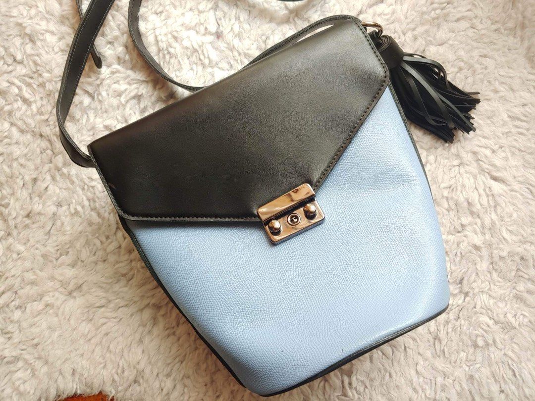 d.fly Korea Bucket sling Bag (Category: Cross-body Bags) located in Cagayan de Oro. Submitted by borse_de_amore (Listing ID 1213003316, Image 3). Description: D.Fly Korea Bucket sling Bag Rank 9/10 fresh pa No major issues. Malinis interior. Adjustable strap intact tassel Charm. No rubs on Bottom part. Medium size 🏷680 only MOP: 🚫No Shopee Checkout 🚫 Gcash BDO Shipping: 🚫No COD/COP🚫 Flash Express I also give discounts for Bundled items. Happ